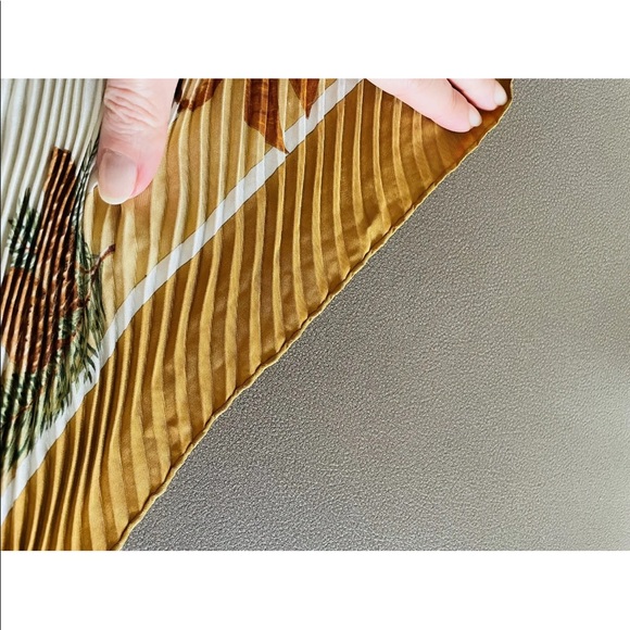 AUTHENTIC HERMES WOMENS PLISSE SILK SCARF - Picture 7 of 11